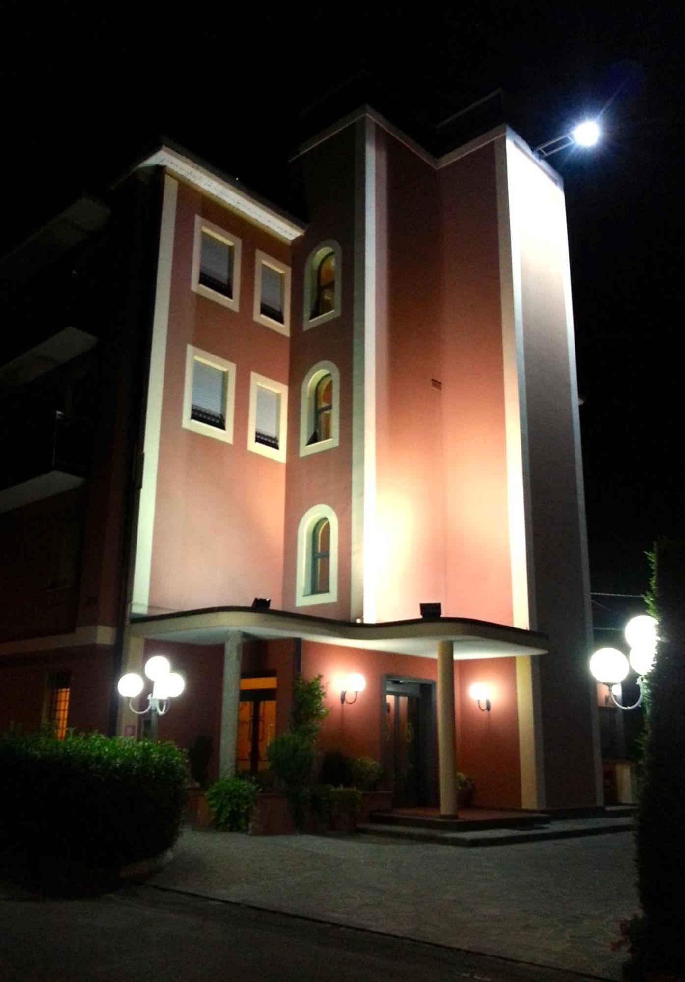 קסטלפרנקו אמיליה Hotel Aquila מראה חיצוני תמונה